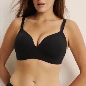Knix WingWoman Contour Bra Wireless Molded Cup T-Shirt in Black Size 6++